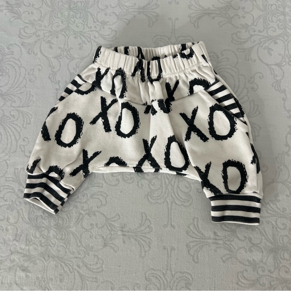 NWOT Portage and main XOXO Hugs and Kisses Black/White Harem Pants Size Newborn